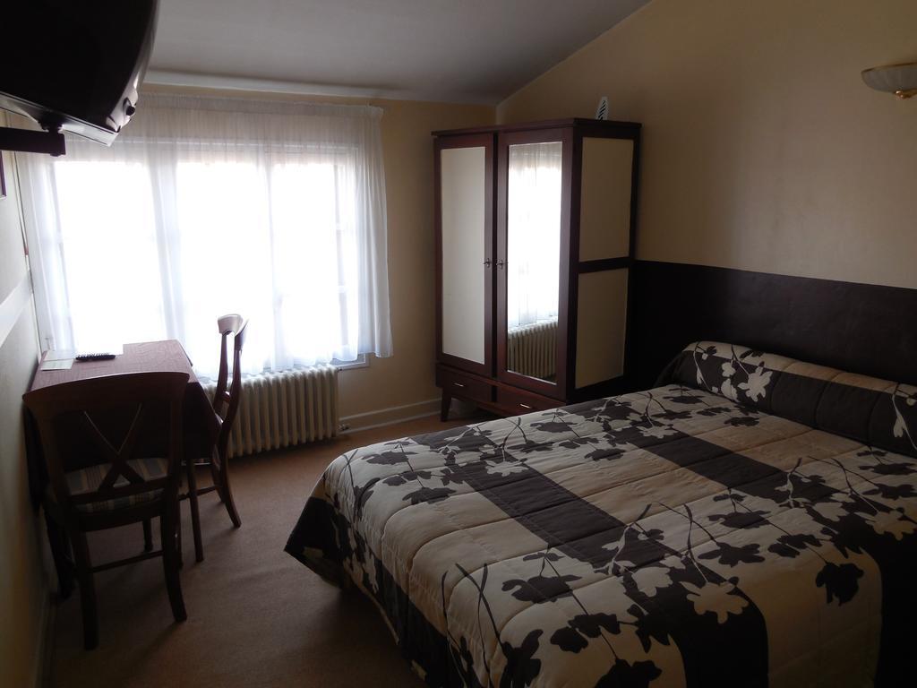 Hotel Le Lion D'Or Salbris Værelse billede