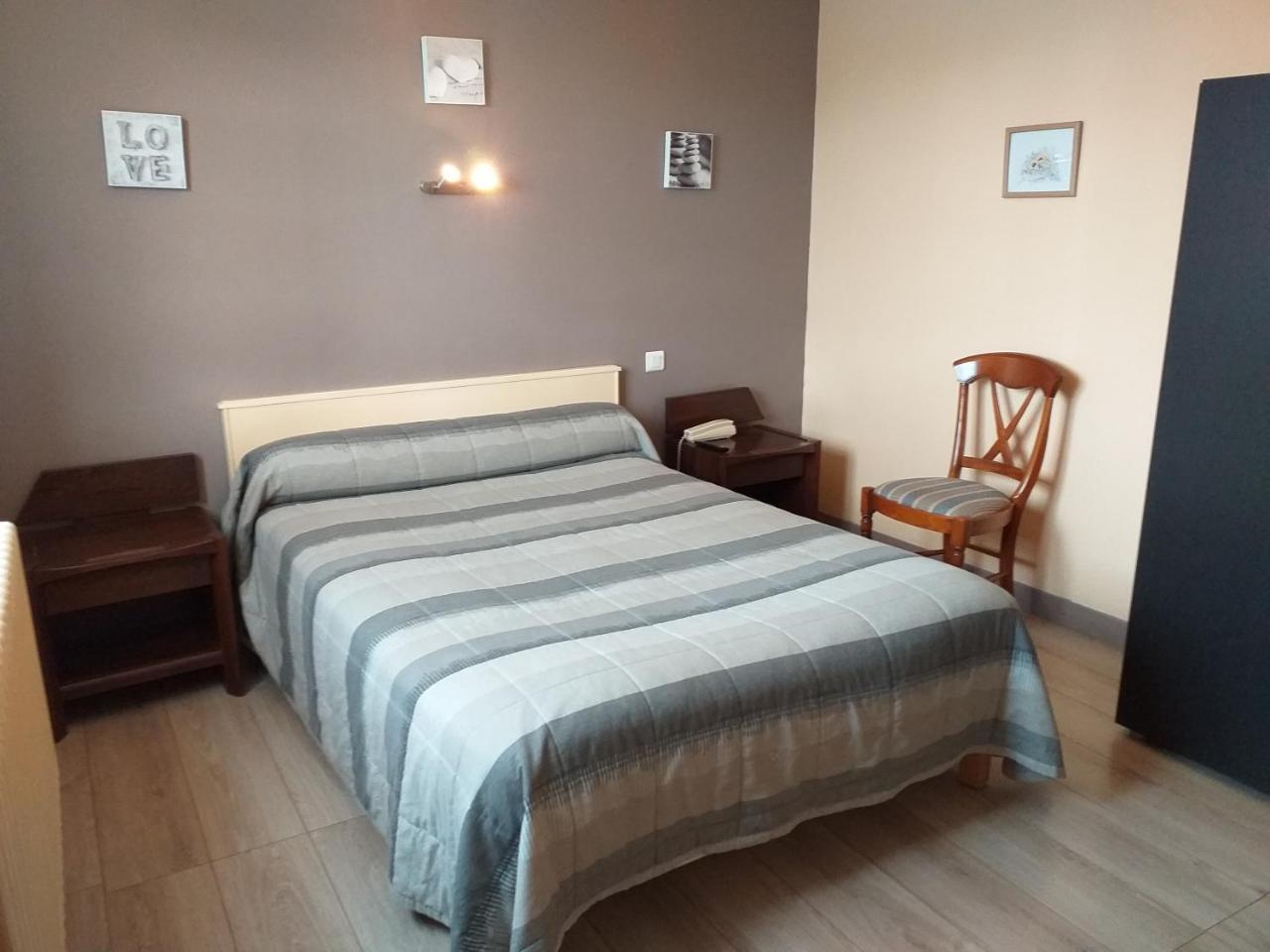 Hotel Le Lion D'Or Salbris Eksteriør billede